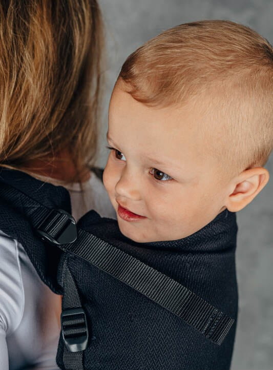 LennyLamb lennypreschool mała jodełka czarny heban - nosidło klamrowe regulowane