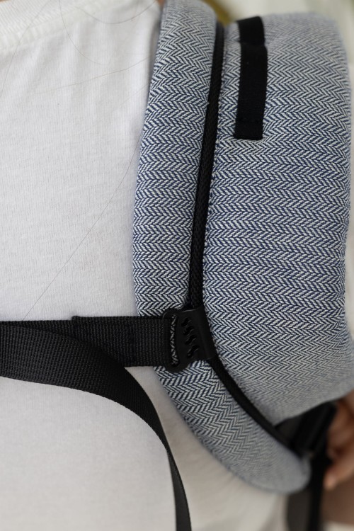 Modelka nosi dziecko w ergonomicznym nosidle KAVKA multi-age ink twill - niebieskie nosidlo z delikatnym wzorem w jodelke (a blue carrier with a twill delicate herringbone pattern) back belt