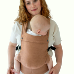 Qusy Mini 2.0 Caramel Twill – regulowane nosidło klamrowe dla noworodka