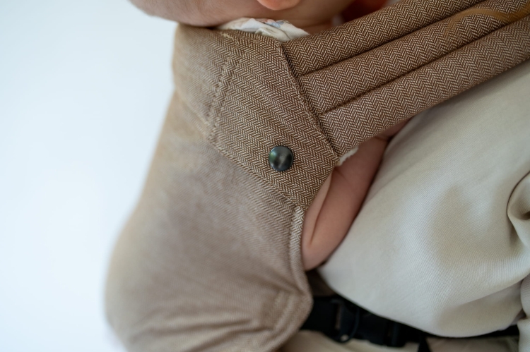 Qusy mini 2.0 walnut twill - nosidło klamrowe regulowane