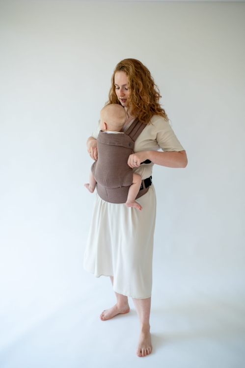 Qusy mini 2.0 linen mocha mousse - nosidło klamrowe regulowane