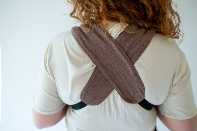 Qusy mini 2.0 linen mocha mousse - nosidło klamrowe regulowane