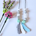 Naszyjnik silikonowy do gryzienia i terapii sensorycznej - piórka i biały listek