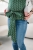 Modelka-nosi-dziecko-w-ergonomicznego-nosidle-KAVKA-Handy-fern-braid-bamboo--zielone-nosidlo-z-bialym-wzorem-warkocza-green-braid--with-white-braid-pattern.webp