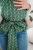Ergonomiczne-nosidlo-KAVKA-Handy-fern-braid-bamboo--zielone-nosidlo-z-bialym-wzorem-warkocza-green-braid--with-white-braid-pattern-zawiazane-na-kokarde.webp