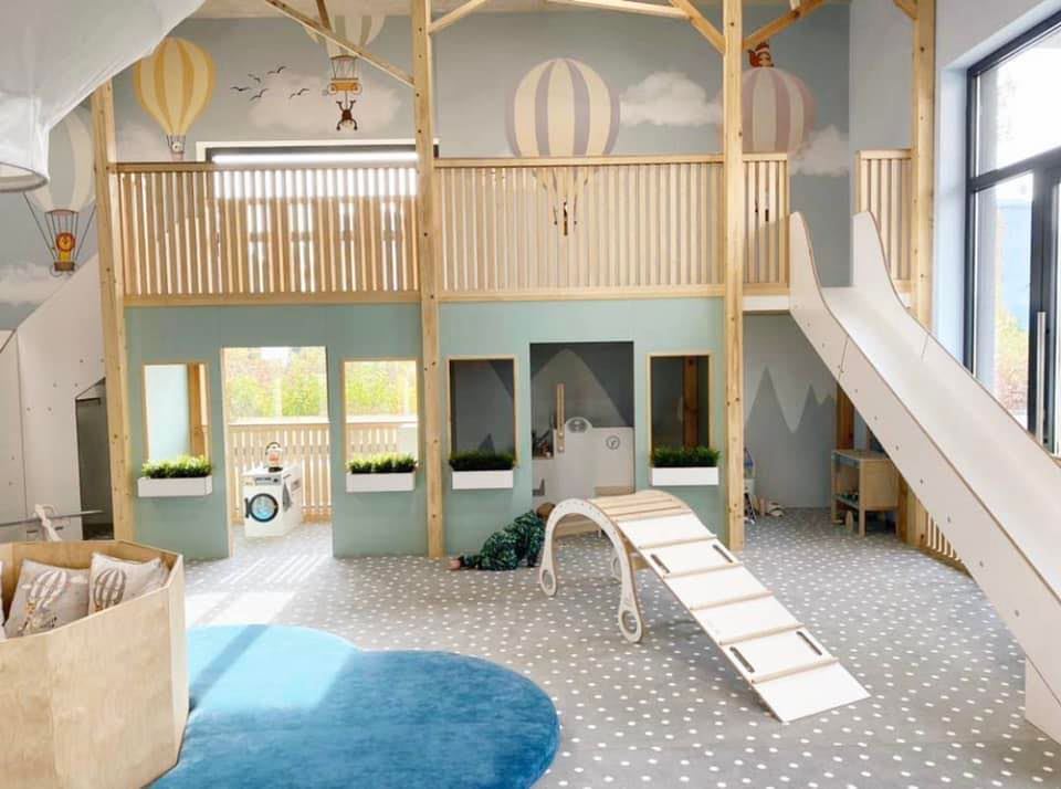 Nowoczesna bawialnia W Chmurach dla małych dzieci