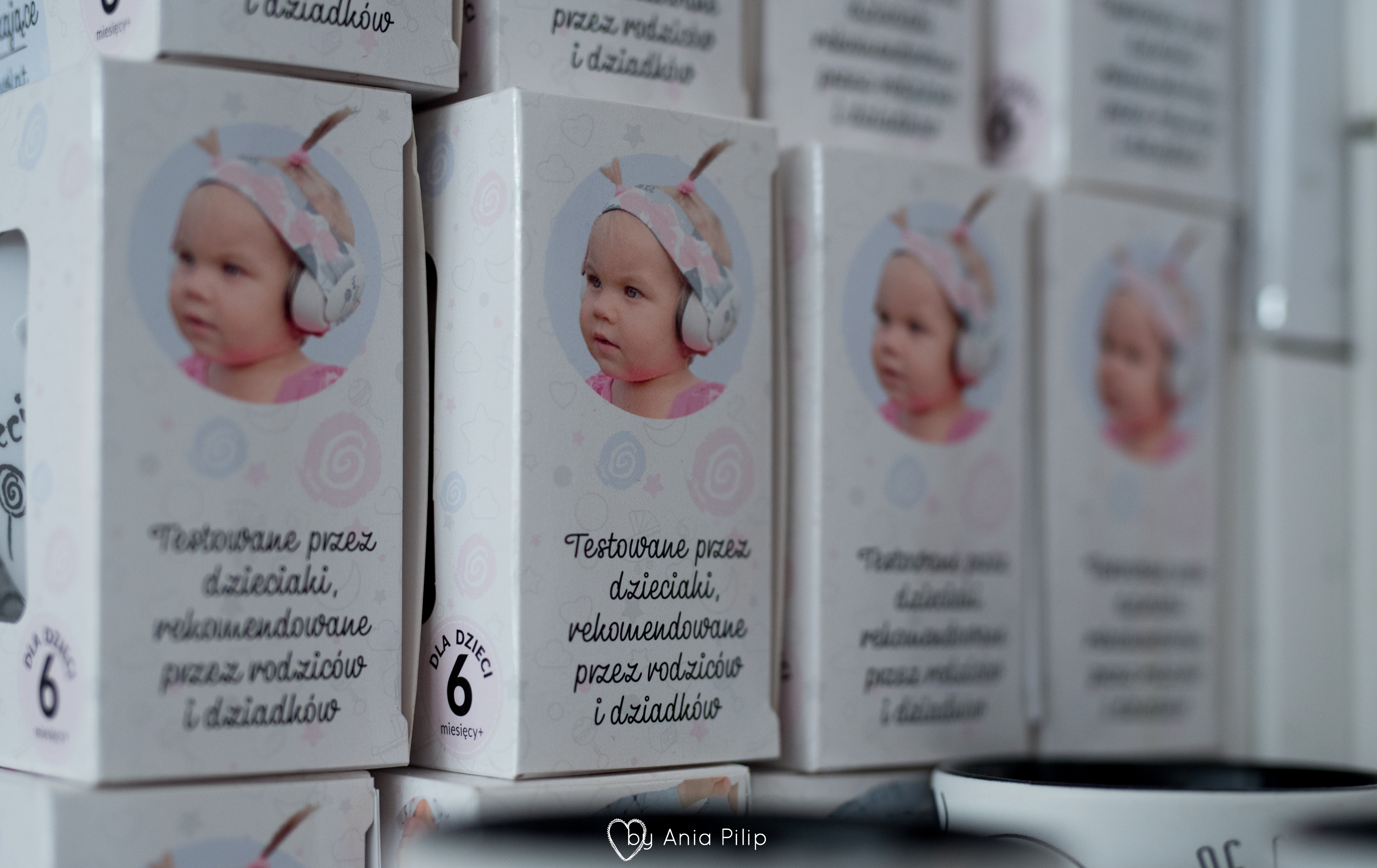 Dziecko w słuchawkach wygłuszających EciPeci