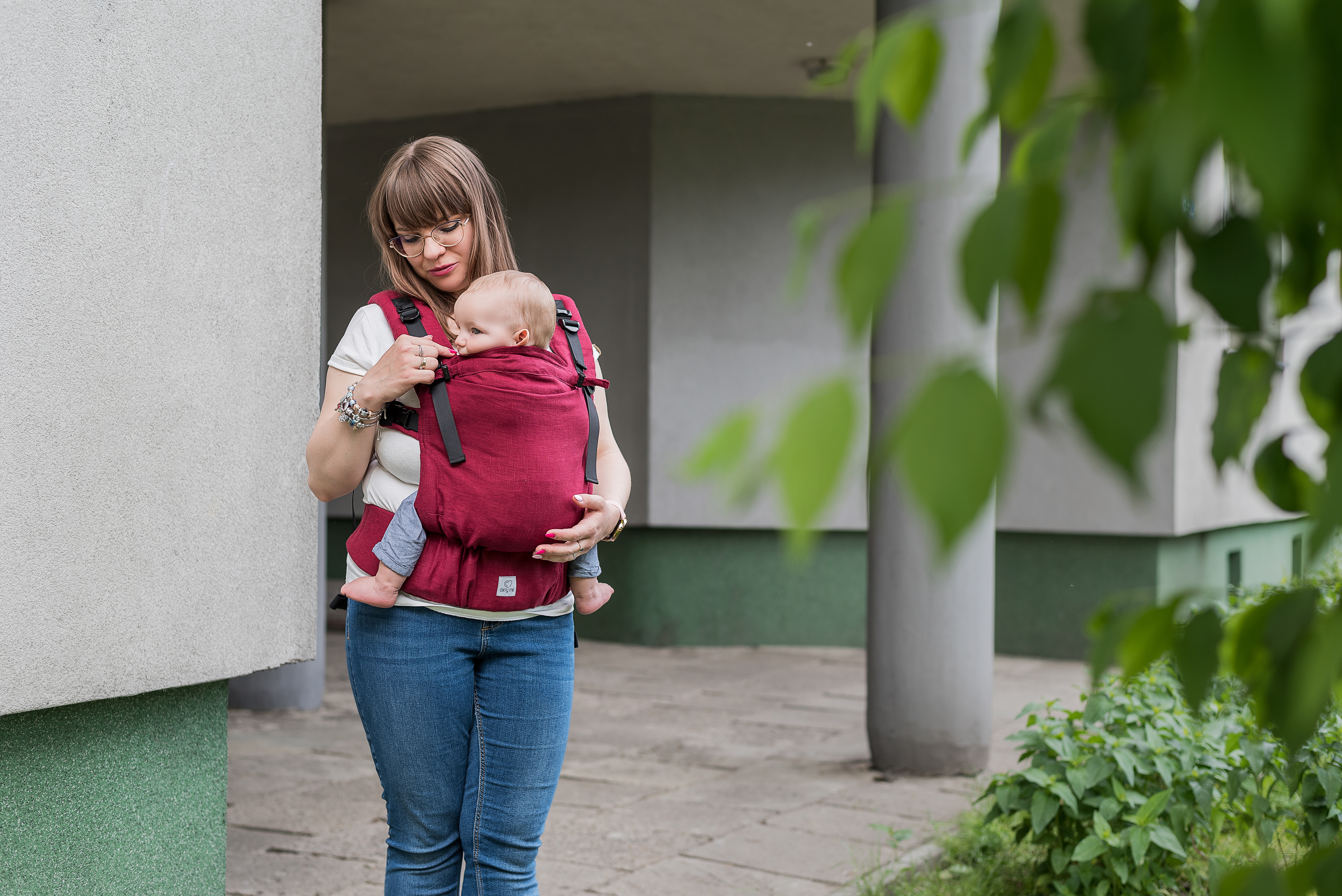 Bordowe nosidełko klamrowe CarryMe – przewiewne i bezpieczne nosidło dla noworodka na lato