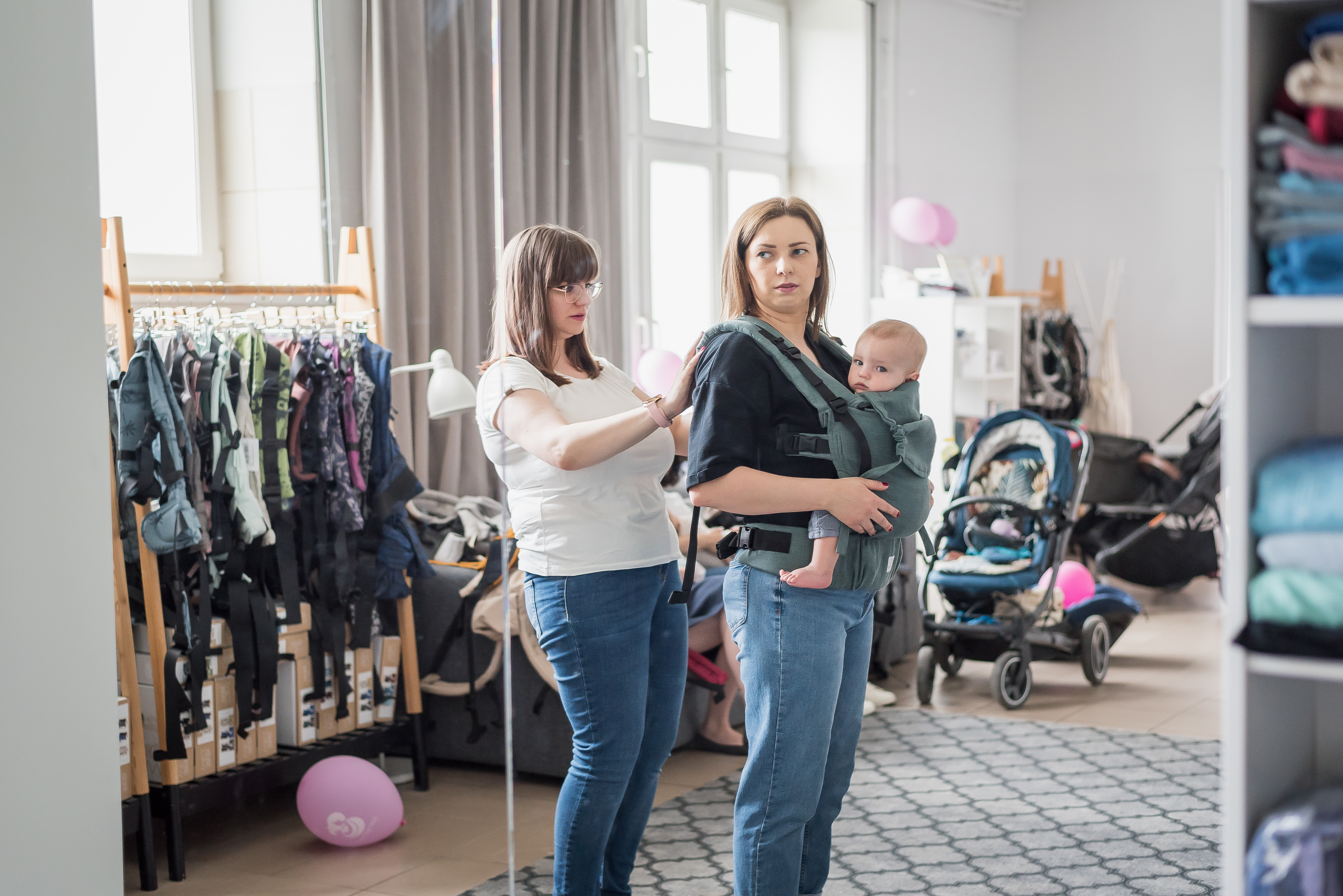 Przewiewne lniane nosidełko CarryMe ciemnozielone – idealne chłodne nosidełko dla dziecka na lato