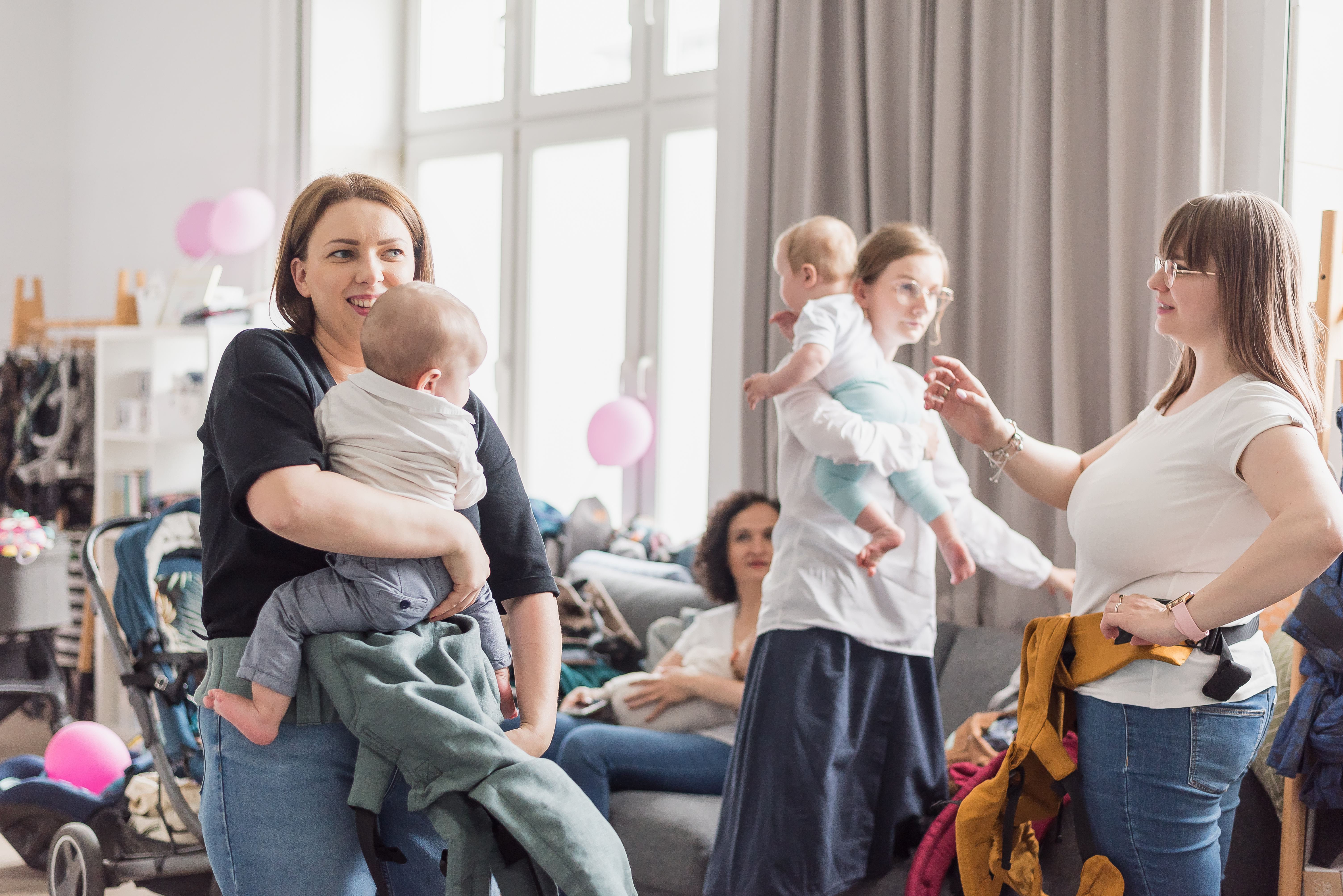 Przewiewne noszenie starszaka na plecach latem w nosidle CarryMe – chłodny materiał lniany ogranicza pocenie się dziecka