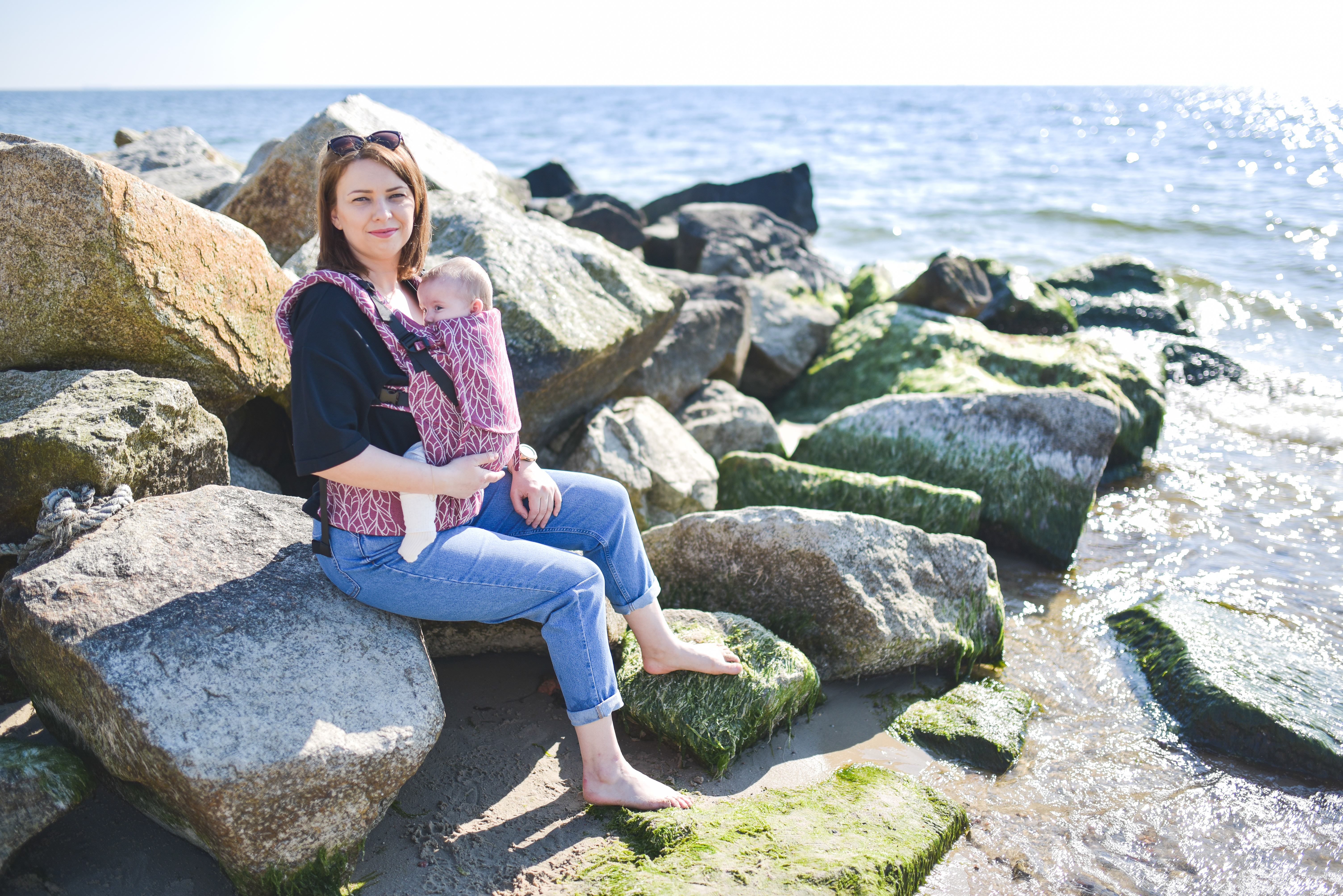 Dziecko wysoko w siatce centylowej w nosidle ergonomicznym