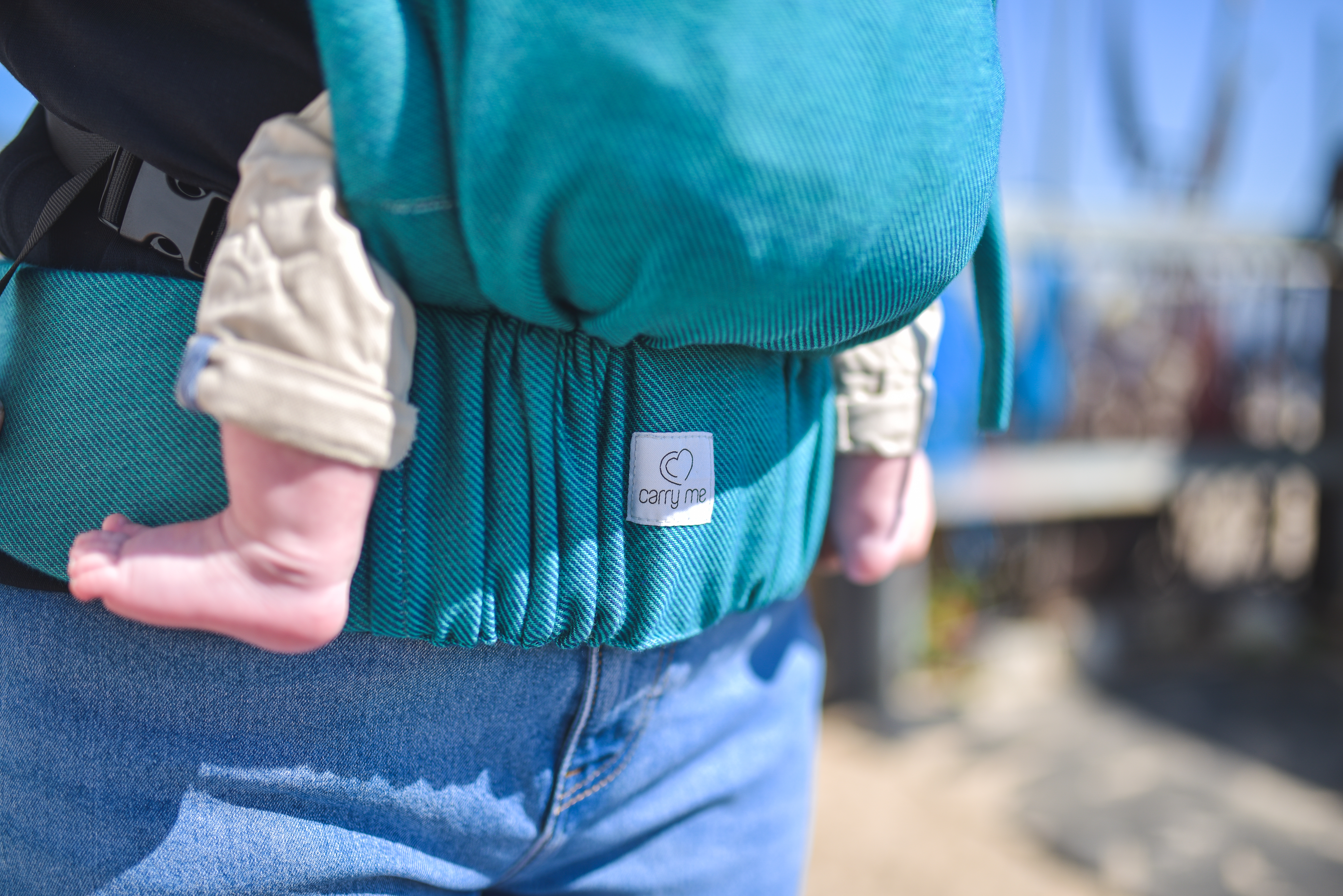 Spacer z dużym dzieckiem w nosidle