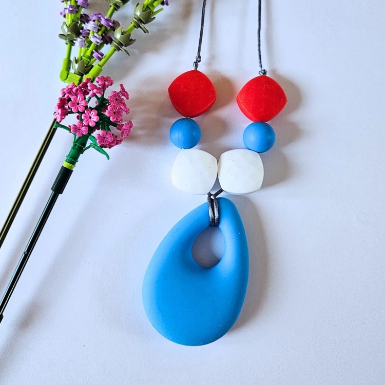 Naszyjnik silikonowy do gryzienia dla mamy noszącej