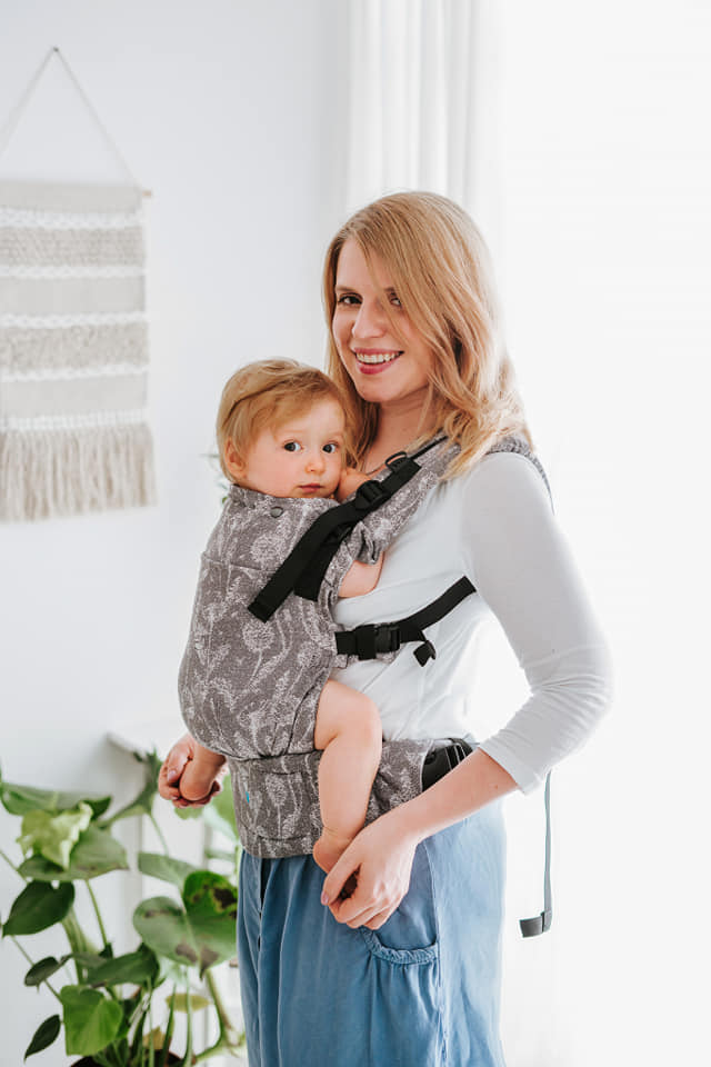 Dziecko noszone na plecach w nosidle Kavka Multi-Age PRO