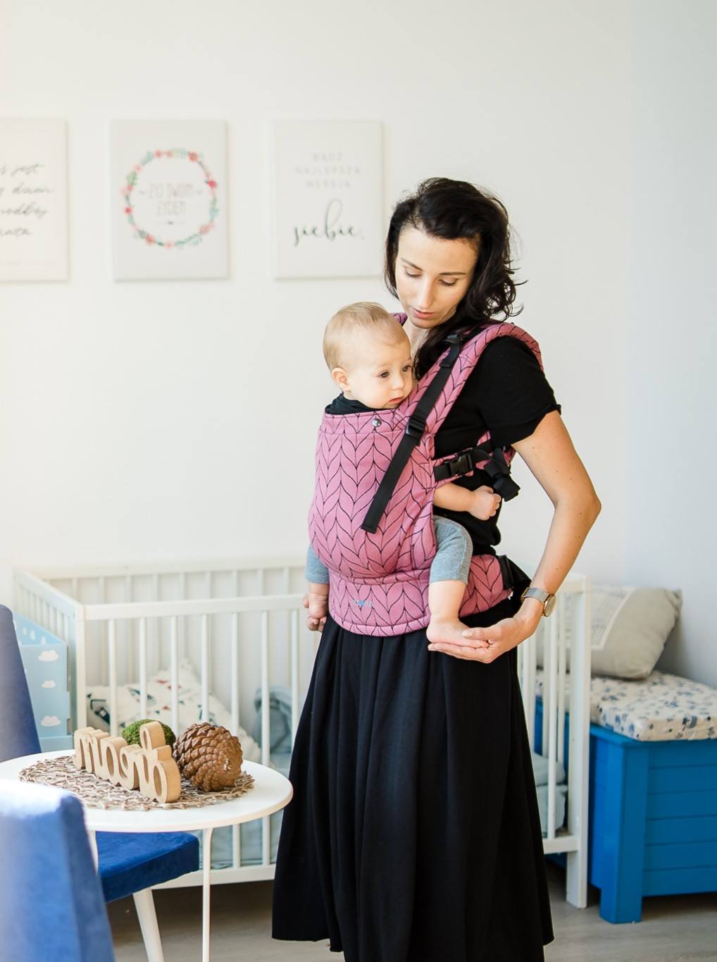 Dziecko w nosidle Kavka Multi-Age PRO - prawidłowa pozycja ergonomiczna