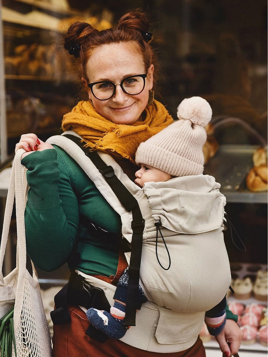 Dziecko w nosidełku bawełnianym Little Frog Prime Beige Moonstone - widok z przodu