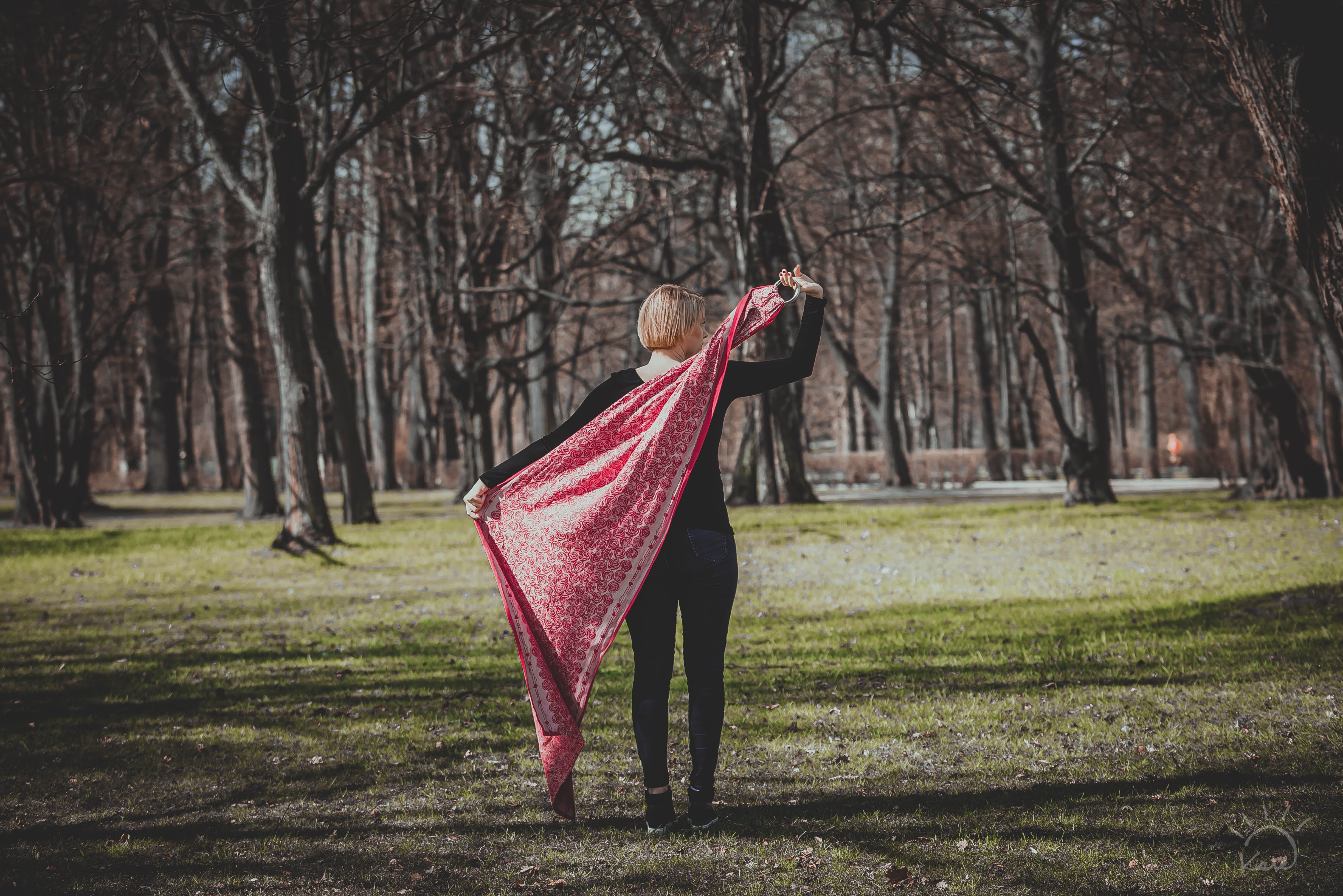 Mama nosząca dziecko w chuście Oscha - bliskość i styl